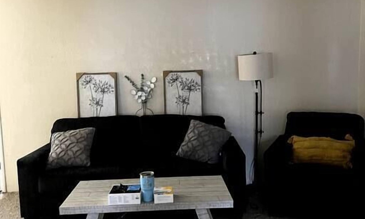 Hanford House | Spacious 3-Bedroom with fast internet and 65" TV