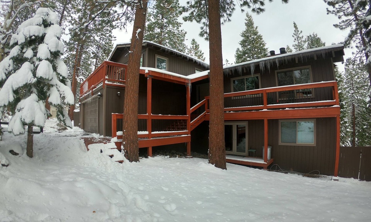 Round Hill Village House | Spacious 5-bedroom house with AC and EV charging in peaceful Zephyr Cove