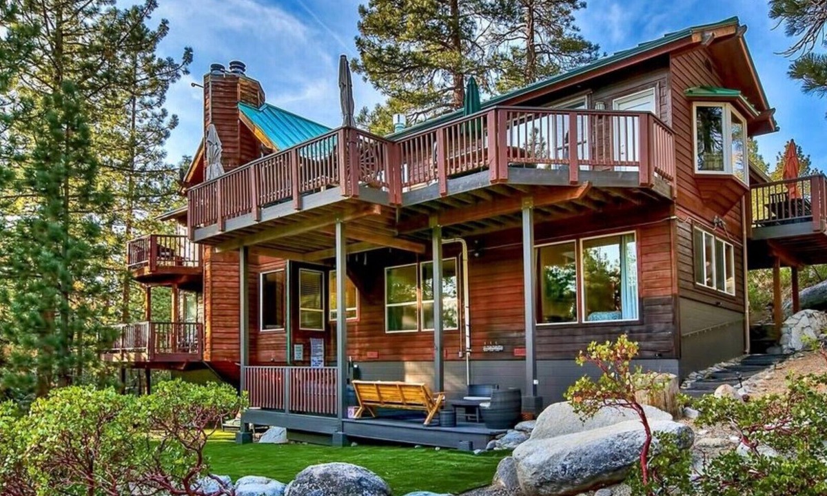 Lower Kingsbury House | Spacious 7 BR, 6 Bath Chalet, sleeps 9 max. Gorgeous Views. Private Hot Tub.