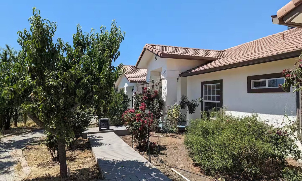 Squaw Valley House | Spacious Modern Vacation Home near Kings Canyon N.P. EV Charging Fast Wifi.
