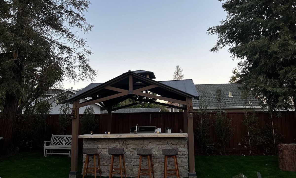 Crossgate House | Spacious newly remodeled indoor/outdoor space. Walking distance hikiing trails