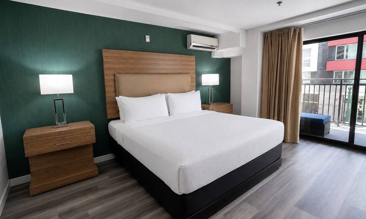 Little Italy Hotel | Spacious Scenic Suite Great for Art Lovers by San Diego Attractions | 4 Units