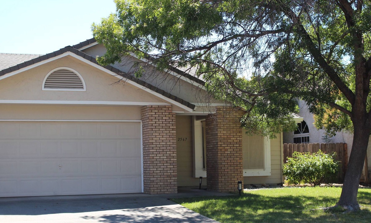 Shasta View House | Spacious Three Bedroom Home in Residential Neighborhood