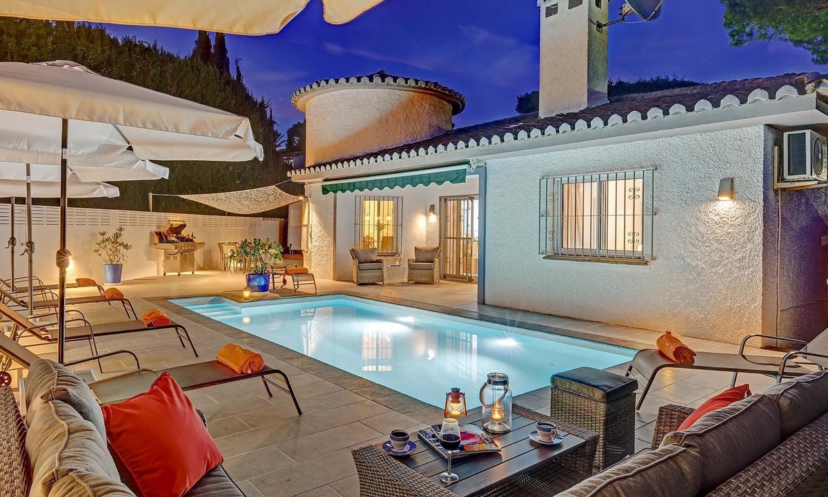 Calahonda Villa | Spacious villa with private pool and free Wifi
