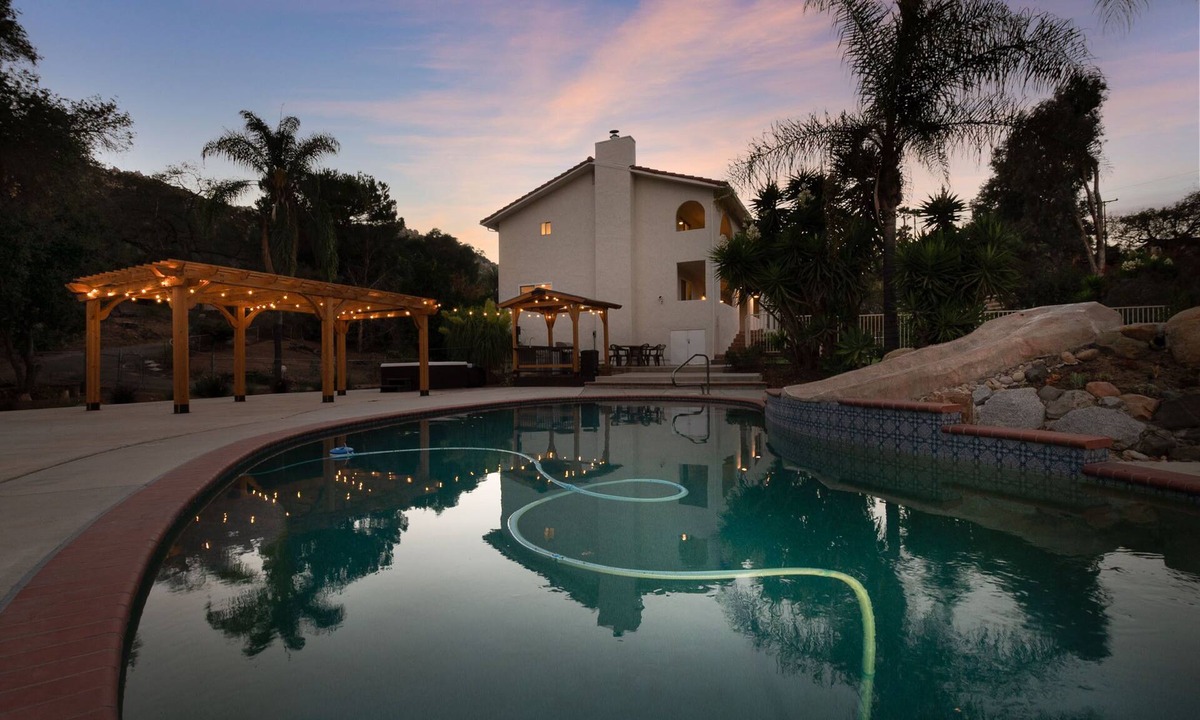 Mesa Rock House | Spanish Casita With Game Room/Putting Green/ Beach VolleyBall/Pool Slide/Hottub!