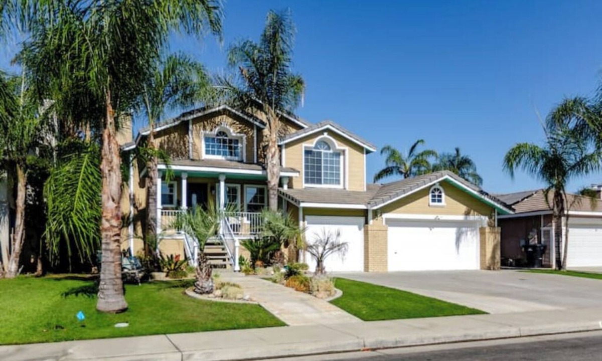 Greenacres House | Split-level NW Bakersfield Home with Outdoor Oasis