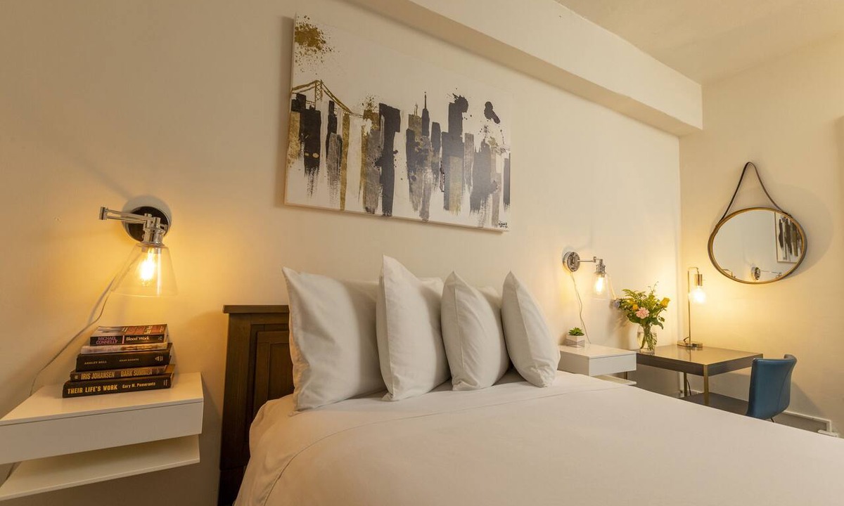 Civic Center Hotel | Standard Queen Room with Ensuite Bathroom