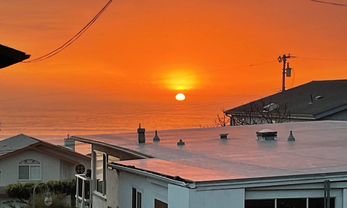 Cayucos House | StarLitSands - Comfortable 2-bd/1-ba house in Cayucos view of Morro Rock & Ocean
