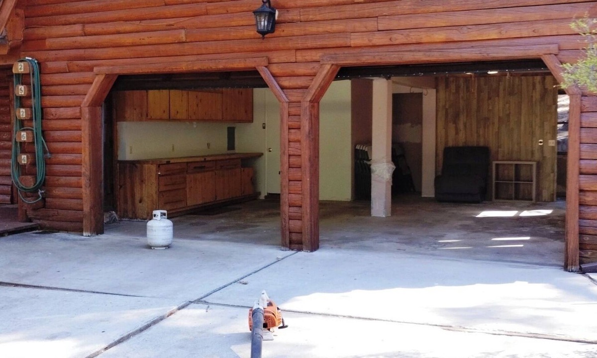 Fern Valley Cabin | Stay in this unique Mountain Retreat "Cougar Lodge", nestled in the shadow of color-soaked San Jacinto mountains. Our cabin is just a short drive to town center. Spacious 5-bedroom log cabin with two living rooms and a huge game area with Pool Table,