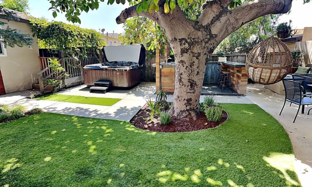 Golden Hill House | Steps to Broadway! Near Downtown, Zoo, Coronado, The Midway, SD BAY, NEW Jacuzzi, BBQ!