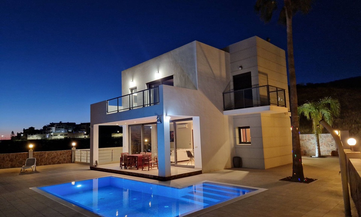 Torrox Costa Villa | Stort Moderne Hus. Hele 500 m2 hus og Terrasser, Pool, Garage omm