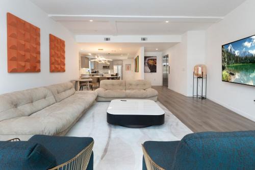 Pico - Robertson Apartment | Stunning 3-BR Residence with Free Parking & Patio