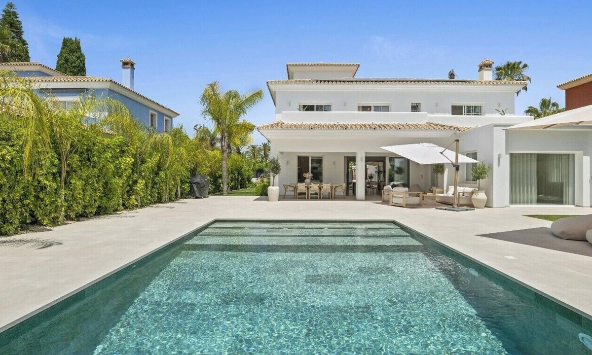 Atalaya-Isdabe Villa | Stunning 4 Beds Beachside Villa in Marbella