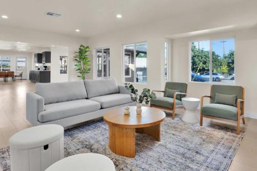 Paramount House | Stylish LA Retreat Near Disney Knotts SoFi