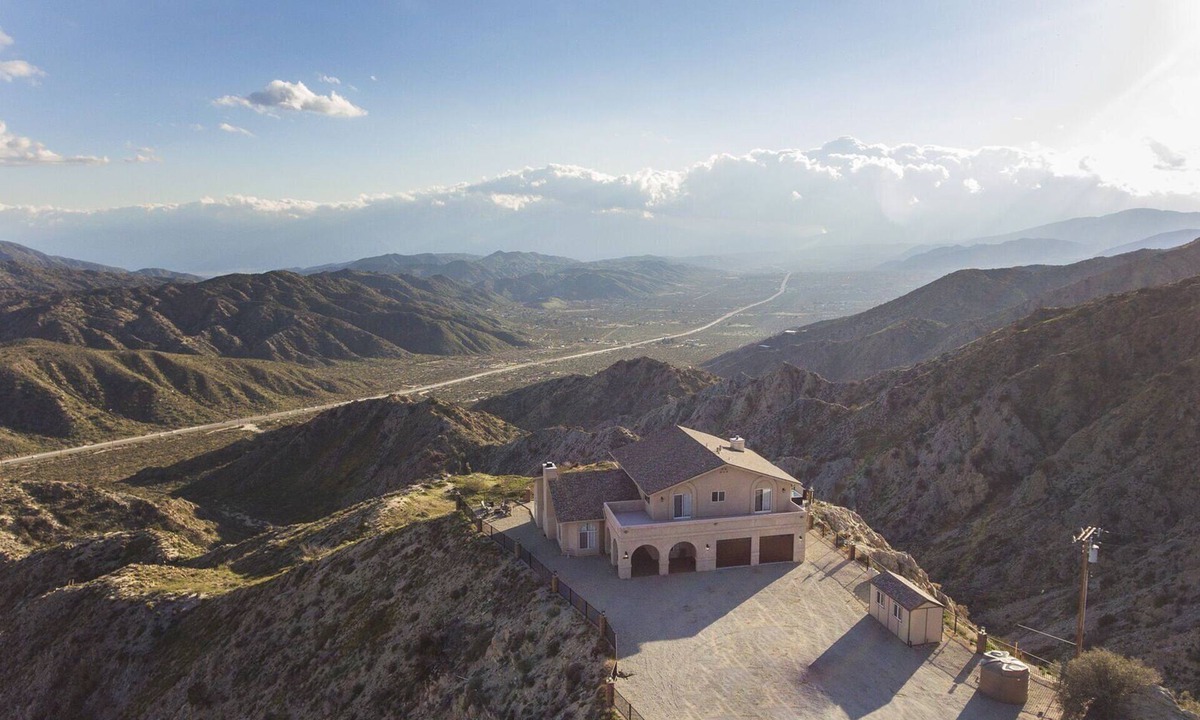 Yucca Valley House | Summit House Joshua Tree - Iconic Mountain Estate with Spa, Ping-Pong, Fire Pit
