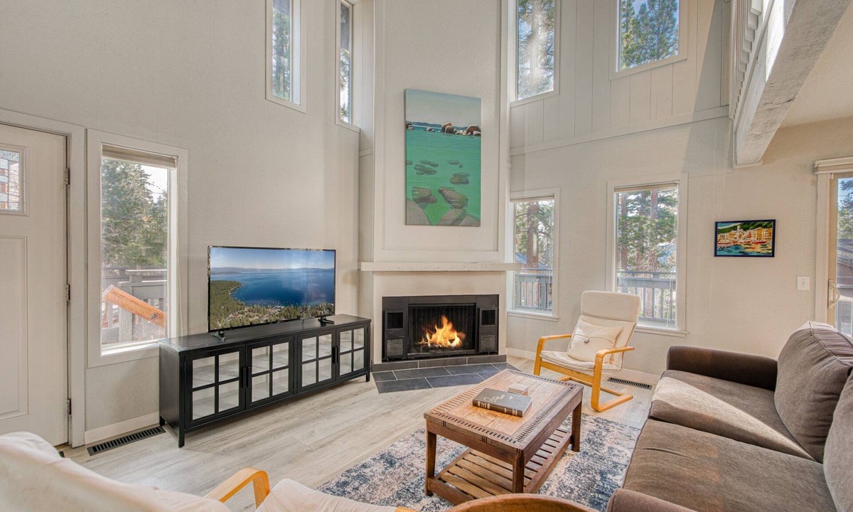 Lake Forest House | Sunny Daze at Dollar Point - 3BR + Loft, Wood Fireplace, Close to Lake!