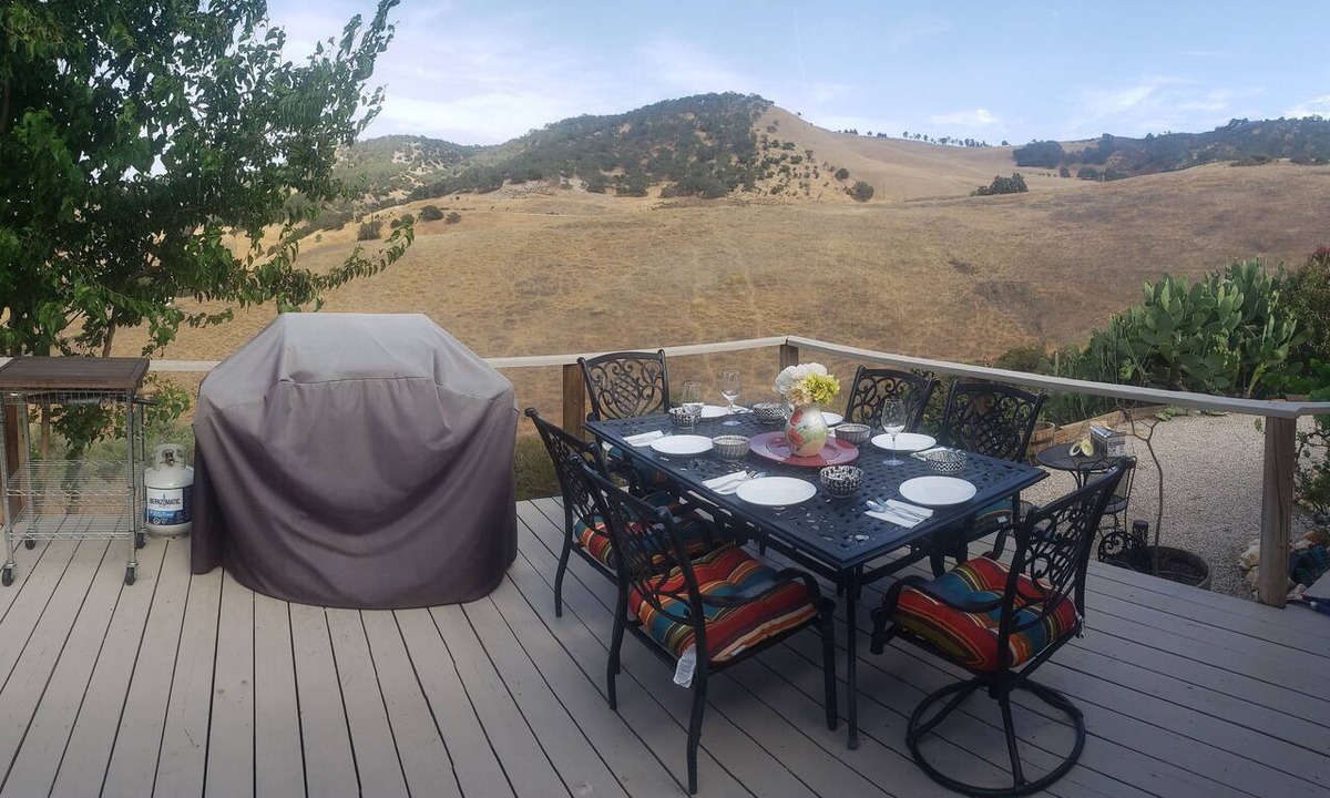 Bradley House | Sunset Deck + Boat Parking | Near Paso Robles | The J's Nest Cottage