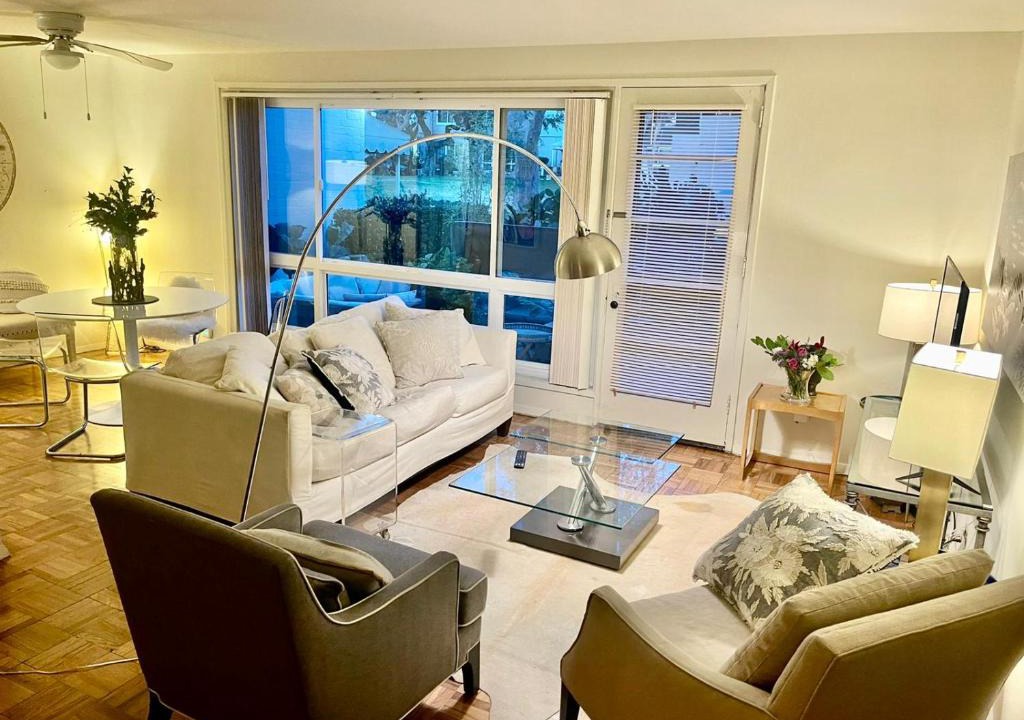 La Brea Apartment | SUPERB LOCATION! 2 bedroom 2 stores garden level apartment in the heart of LA