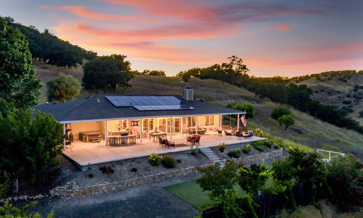 Bradley House | The J's Nest Deluxe - Beautiful Hilltop Home with Charming Cottage!