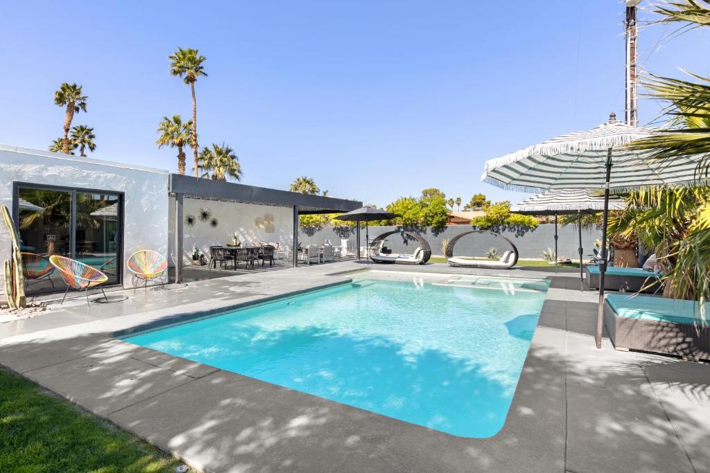 Palm Springs House | The Llama House by AvantStay Featured on HGTV Resort Style Pool Spa Permit4277
