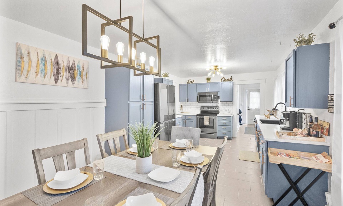 Crescent City House | The Modern Vintage – Spacious 4BR Family Home Walk to Beach Near Redwoods