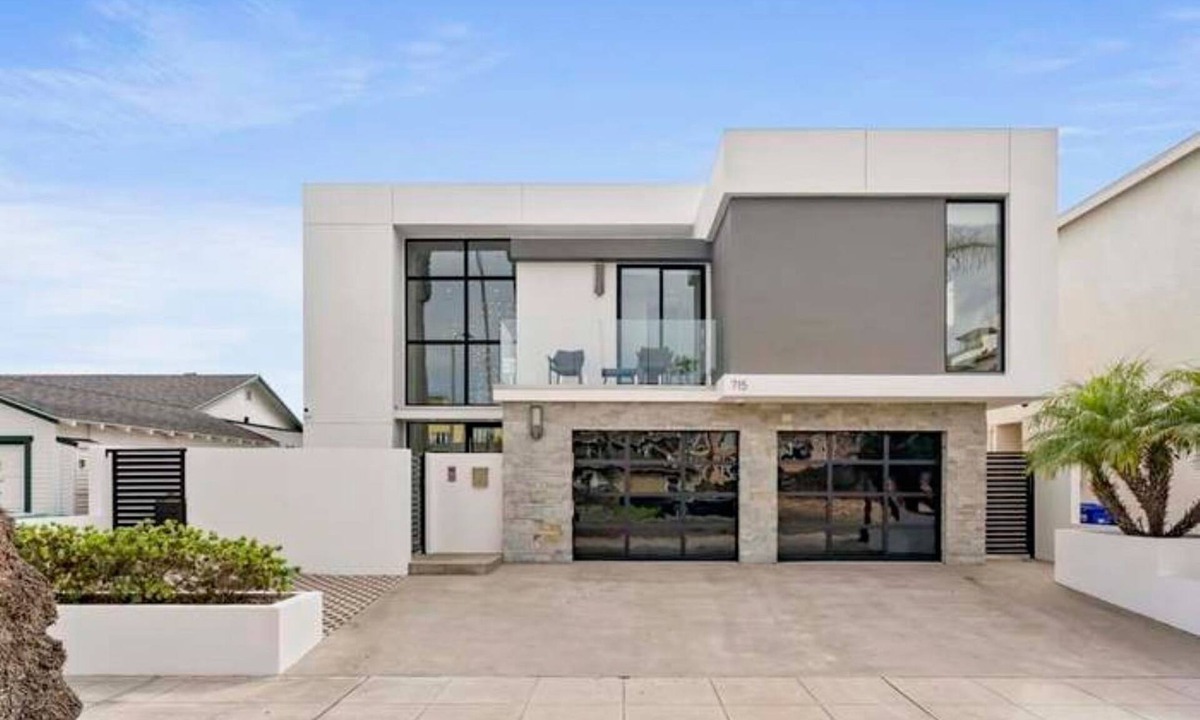 Townsite House | The premier Spacious 5-bedroom beach house in Oceanside over looking the beach.