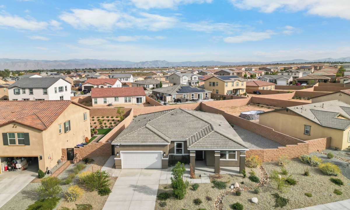 Victorville House | The Victorvilla - 5BR Retreat, Near Mall & Freeway