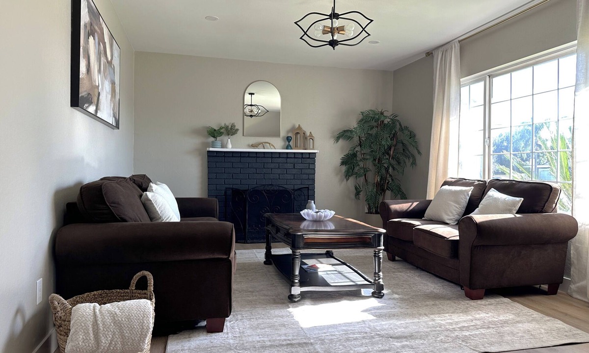 Ontario House | Tranquil 4BD/2BA Home Base in the Center of Ontario, with a large back yard!