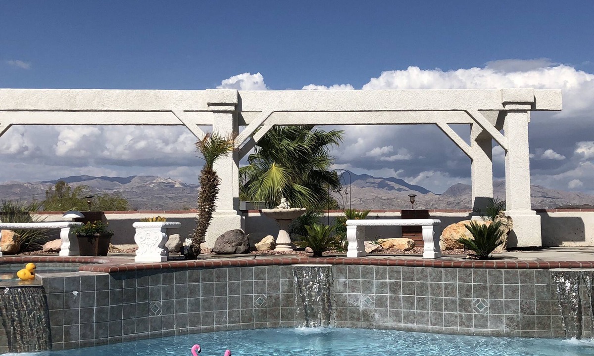 Sunridge Estates House | Tropical Sunridge Estates Large Family Pool Retreat-6 minutes to Lake Mohave!