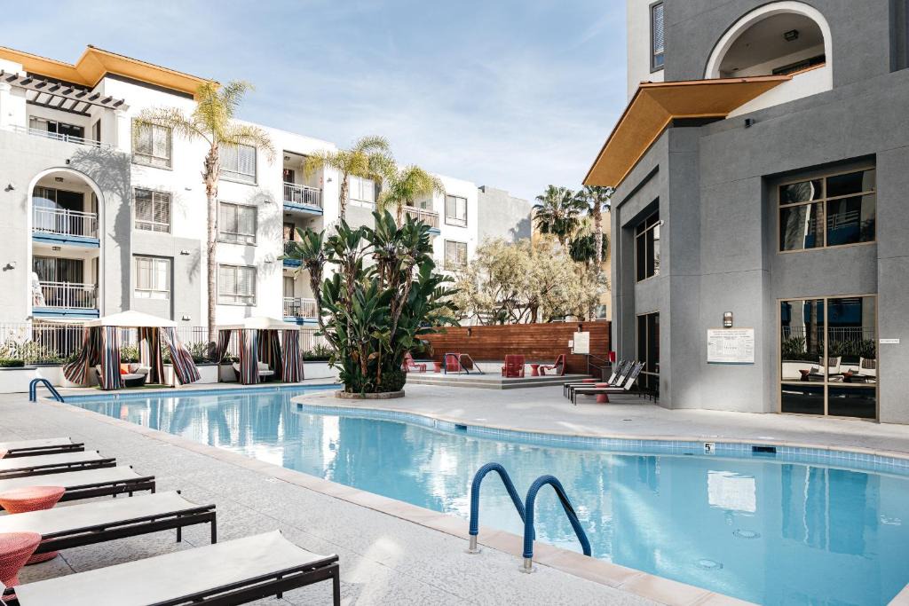 Warner Center Apartment | Woodland Hills Escape