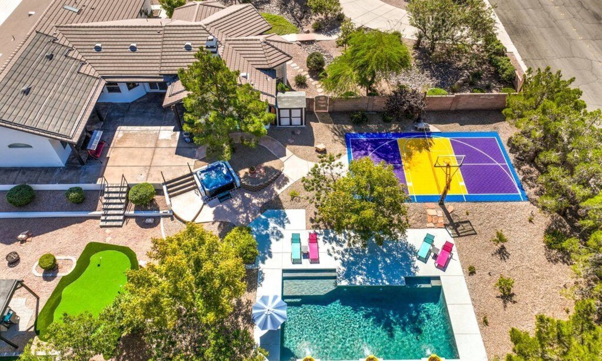 Mission Hills Villa | Vegas 6BR Pop Art Mansion, Heated Pool Spa, Basketball, Pickleball, Mini Golf