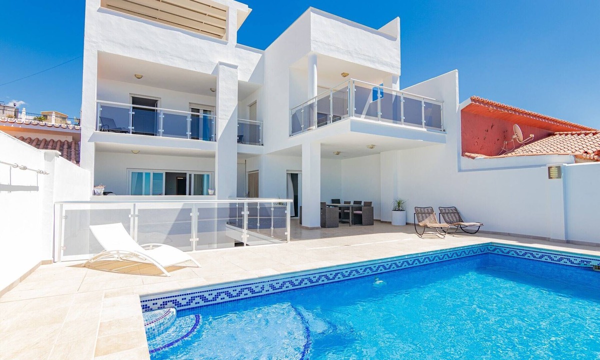 Almayate Bajo Villa | Villa 'Casa Flores 047' with Sea Views, Wi-Fi and Air Conditioning