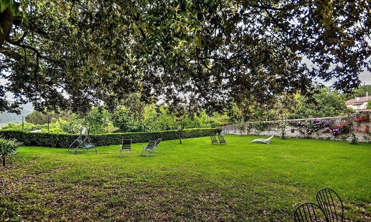 Calvanico Villa | Villa delle Signorine: An elegant and welcoming three-story villa situated in a quiet location, surrounded by a wonderful garden, with Free WI-FI.