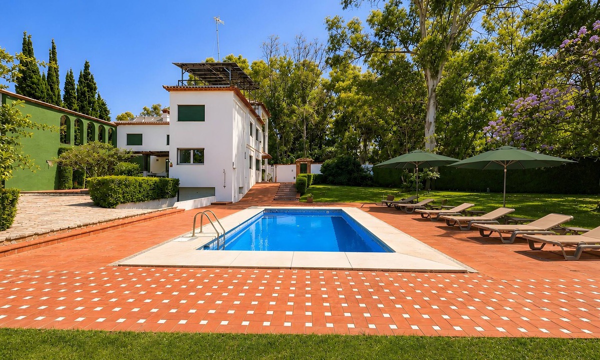 Marbella Villa | Villa 'Gran Cerca De Puerto Banús' with Mountain Views, Wi-Fi, and Air Conditioning
