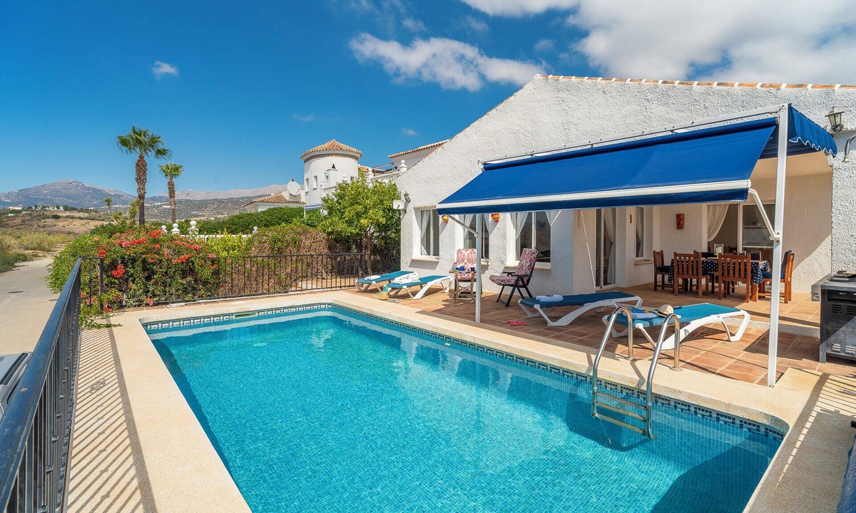Vinuela Villa | Villa 'Mariposa Large 2 Bedroom Lake Views' with Pool, Wi-Fi & Garden