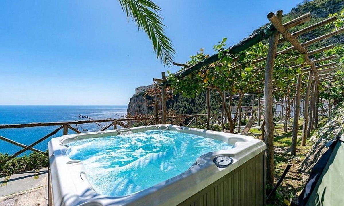 Pogerola Villa | Villa Melos Grande: A bright and sunny three-story villa which faces the sun and the sea, with Free WI-FI.