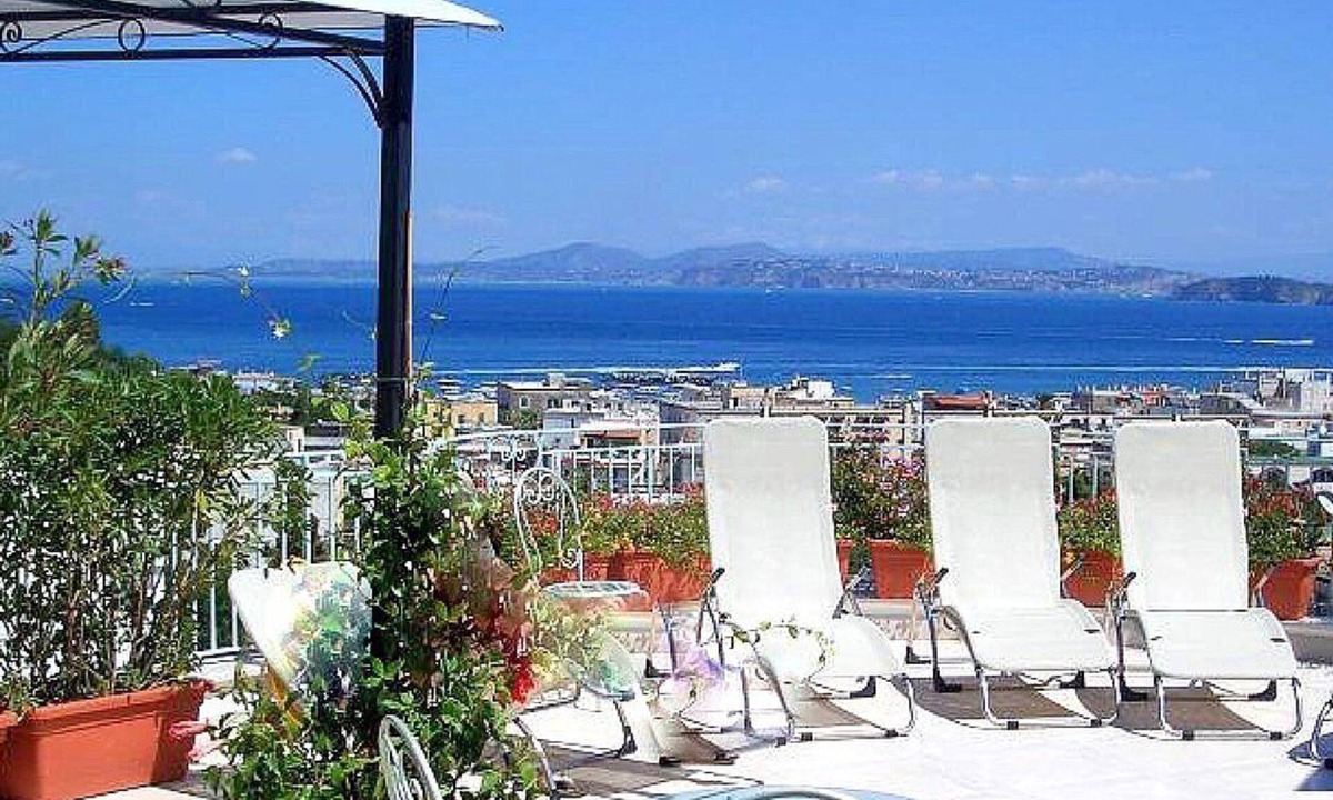 Ischia Porto House | Villa Peonia C: A welcoming apartment which faces the sun and the sea, with Free WI-FI.
