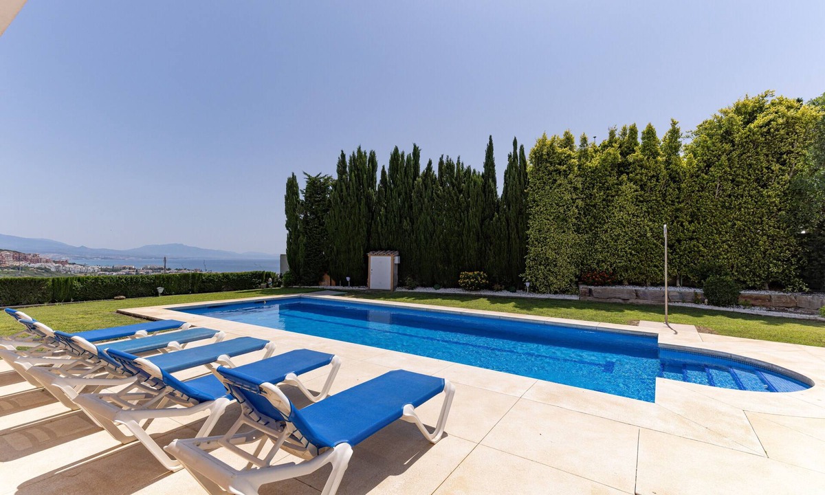 Puerto de la Duquesa Villa | Villa Princesa Kristina with Sea & Mountain View, Pool and Wi-Fi