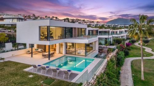 El Paraiso Villa | Villa Sandie Front Golf Cinema Room Sauna Jacuzzi Kids Playground