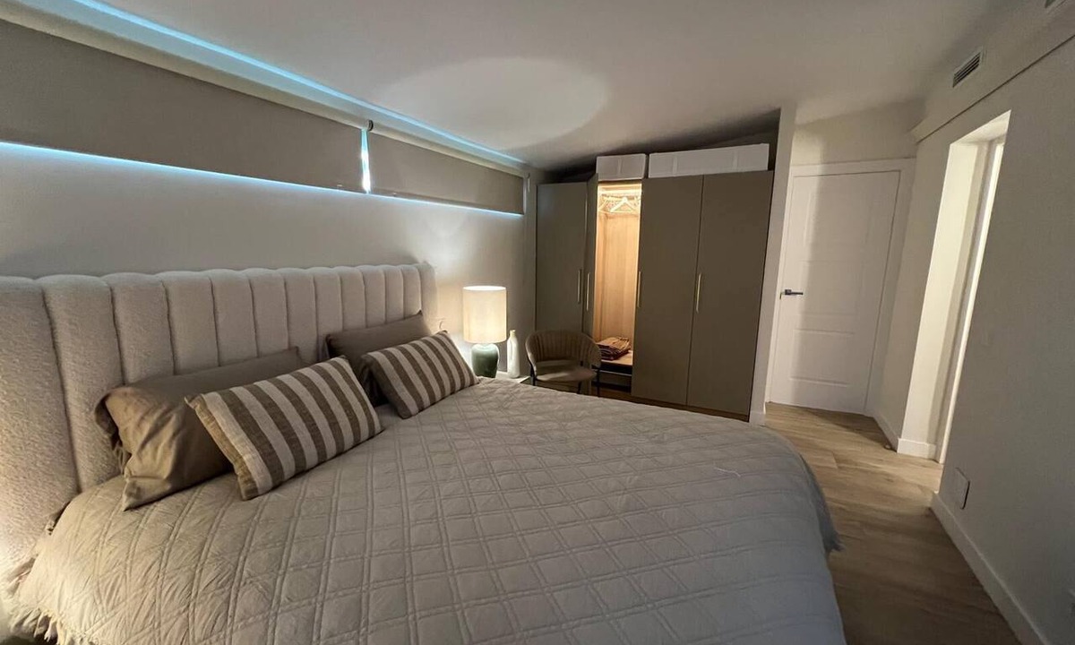Urbanizacion Costabella House | Villa with a pool and a guest house by the beach
