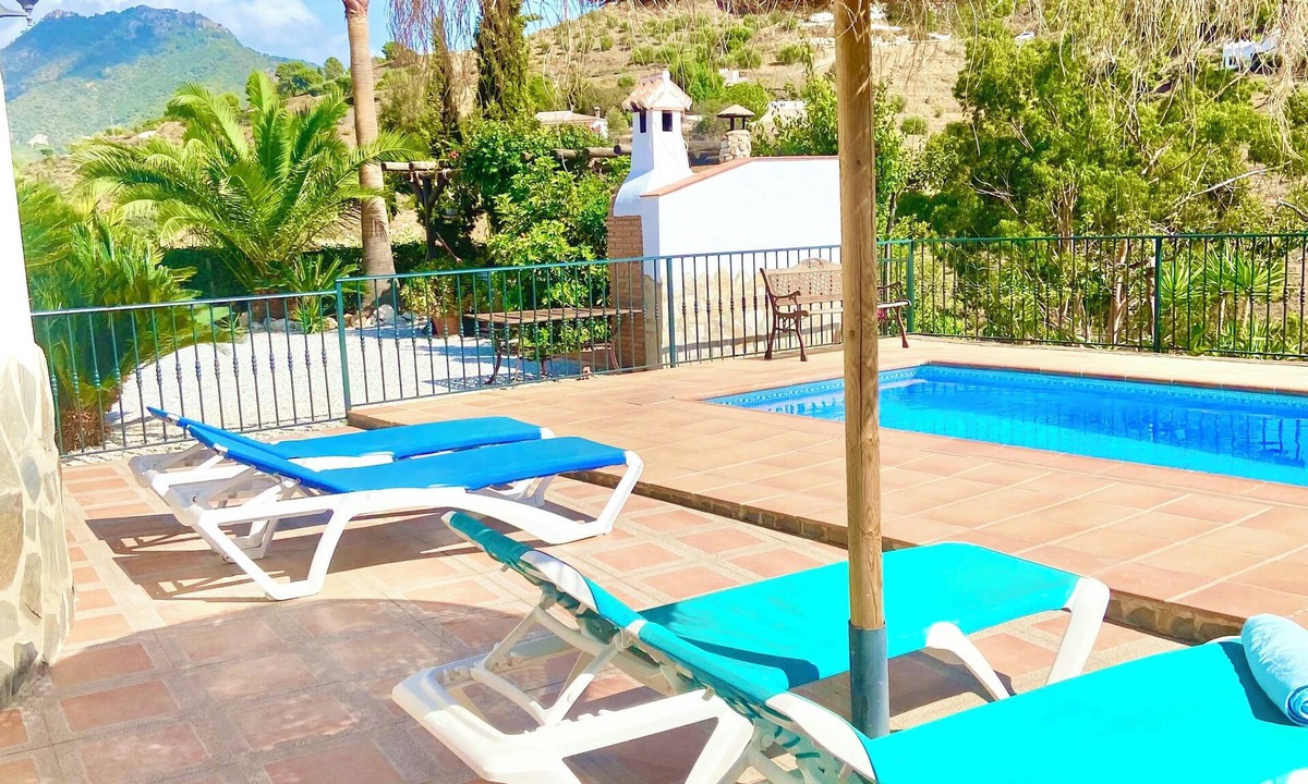 Competa Villa | Villa With Heated Pool, AirCon, Spanish kitchen with pizza oven, free WiFi