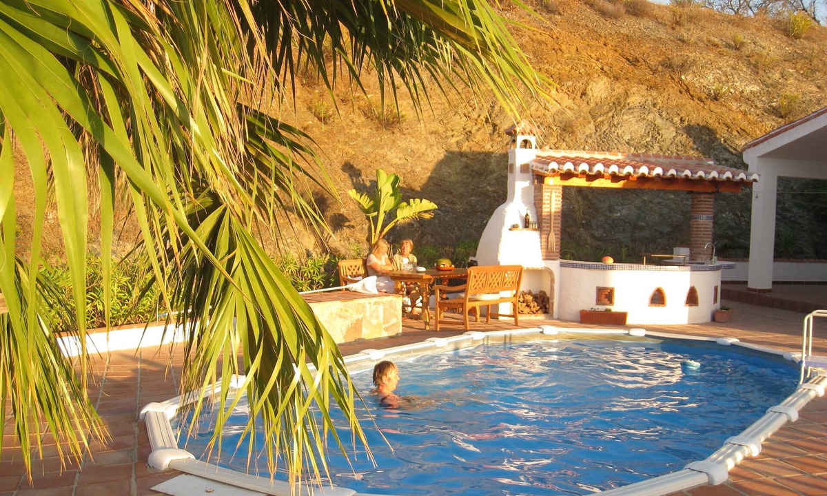 Los Romanes Villa | Villa with palm trees, pool in the mountains of Axarquia, near the sea, reservoir, close to town