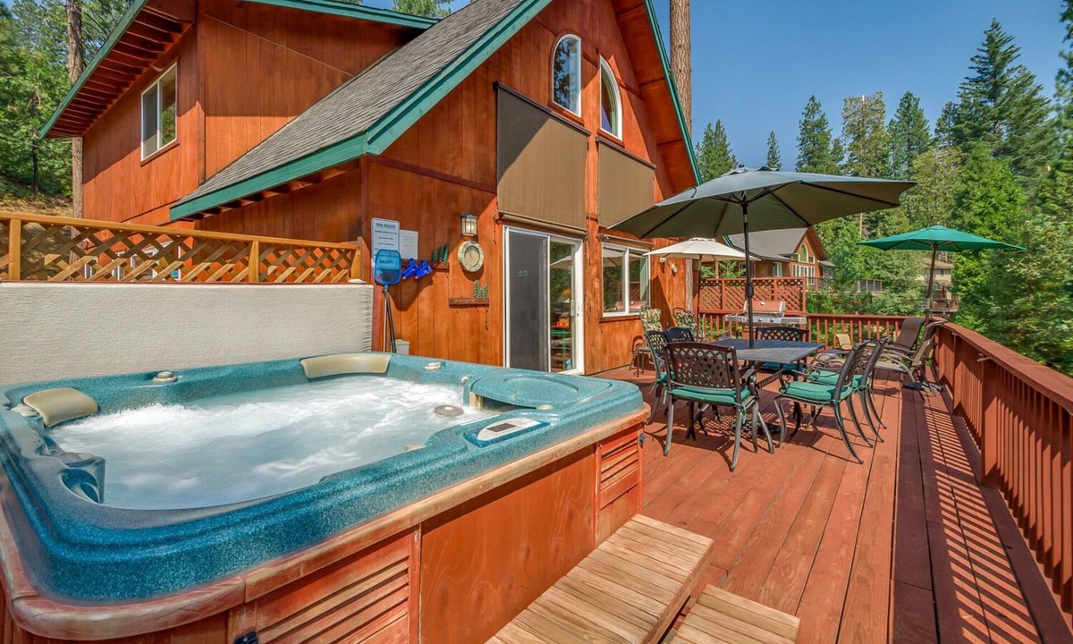 Arnold Cabin | WALK TO SNOWFLAKE LODGE W/HOT TUB AND AC
