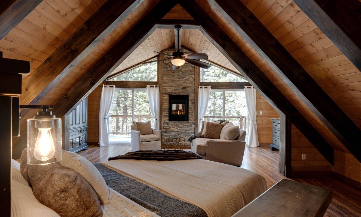 Tahoe Village Cabin | Walk to Stagecoach Lift - 5BR Luxury Ski Cabin - Private Hot Tub - 3 Fireplaces