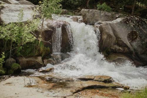Yosemite Forks House | Waterfall Lodge near Yosemite Endless Pool, Hot Tub, Playground