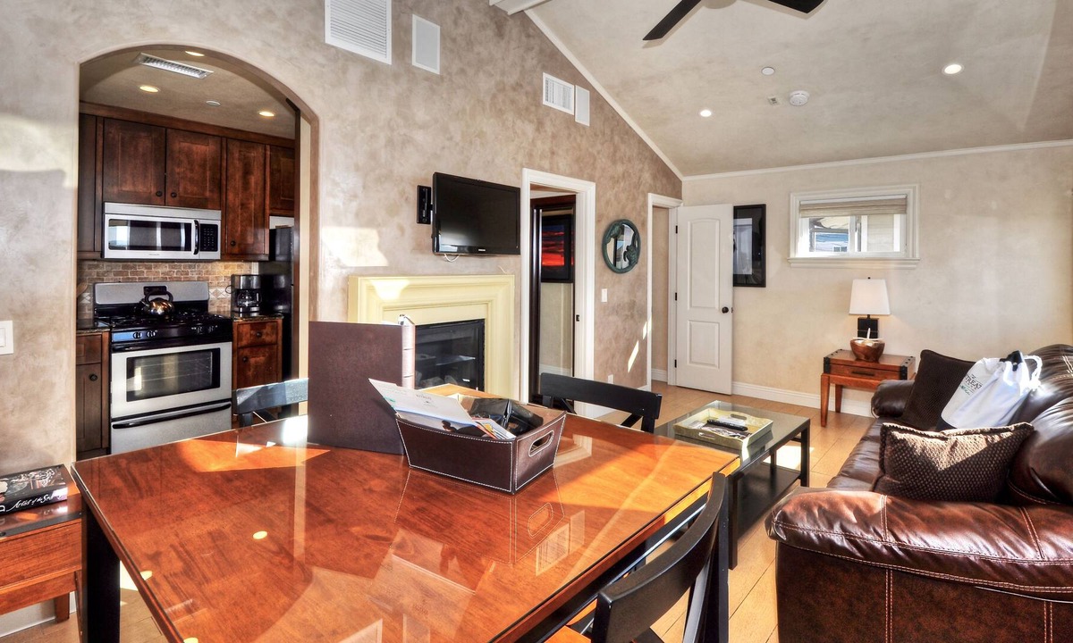 Laguna Beach Villa | Well appointed villa right in the heart of downtown Laguna Beach! 1 BR 1.5BA