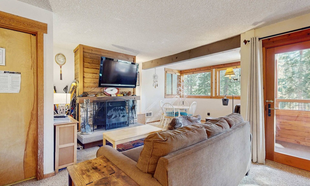 Tahoe Woods Apartment | Well-Equipped Second-Level Studio w/Free WiFi, Balcony, & Shared Outdoor Pool