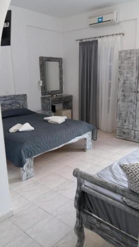Perivolos Apartment | White Cycladic serenity