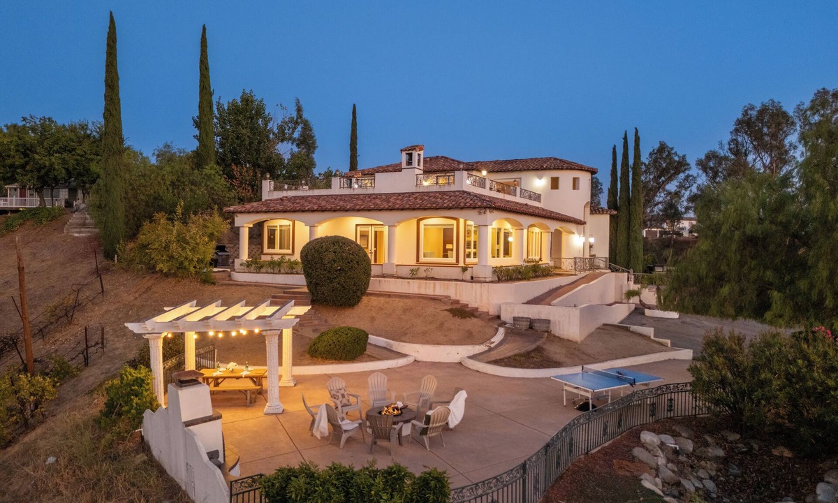 Temecula Villa | Wine Country Villa Large Rooftop Terrace w/Views + Game Room | Via del Sur