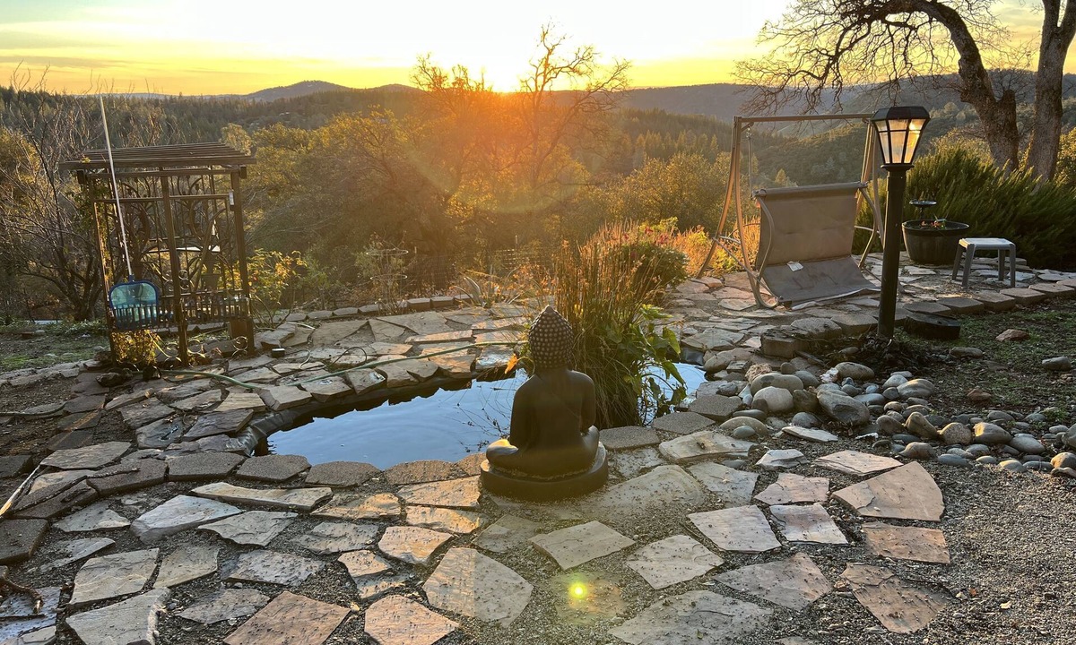 Iowa Hill House | Wine Tasting, Rafting & Hiking Retreat With Canyon Views